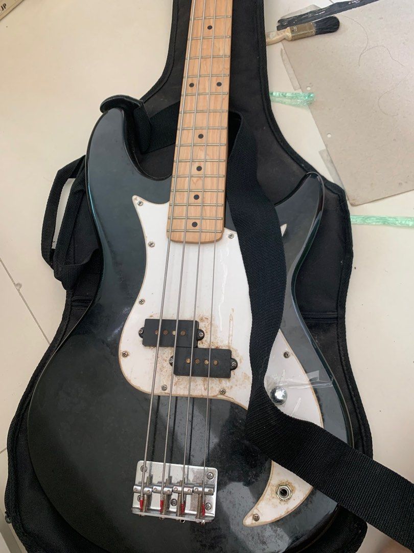 Behringer bass store guitar