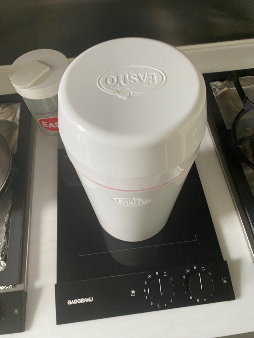 Easiyo yogurt maker and jars, 家庭電器, 廚房電器, 雪糕機 Carousell