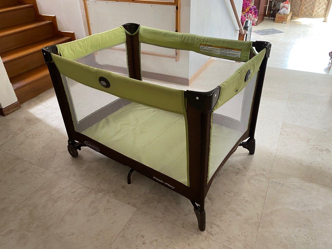 Graco pack hotsell and play green