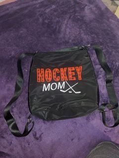 Perfect condition never used and very spacious shoulder bag. Perfect for keeping snacks and lunches / supplies for your little hockey Star.
Makes a perfect gift for that hockey mom in the family