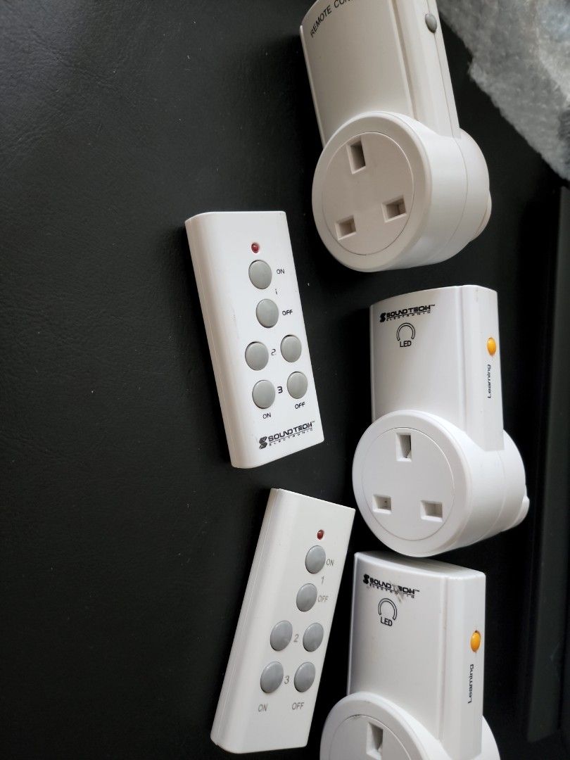 RF remote socket (Category: Electrical, Adaptors & Sockets) located in Singapore. Submitted by gawsipy (Listing ID 1206792570, Image 1). Description: .