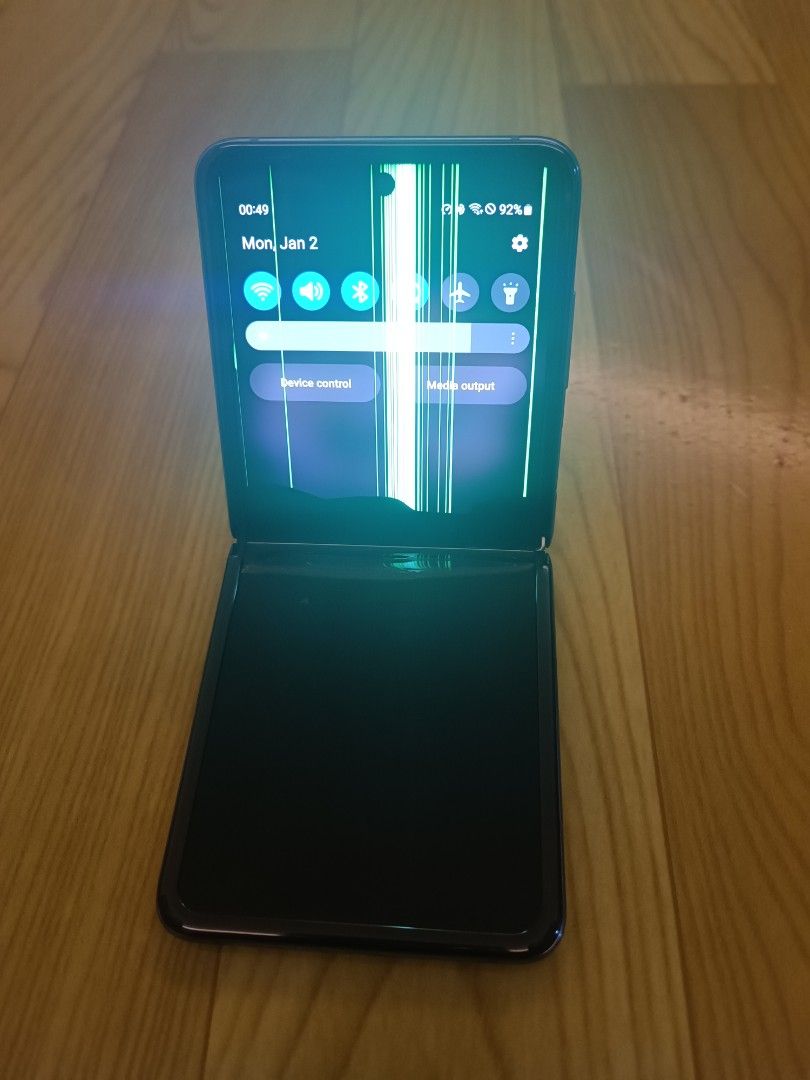 Samsung Z Flip 4G/LTE 8gb/256gb (Cracked Screen), Mobile Phones