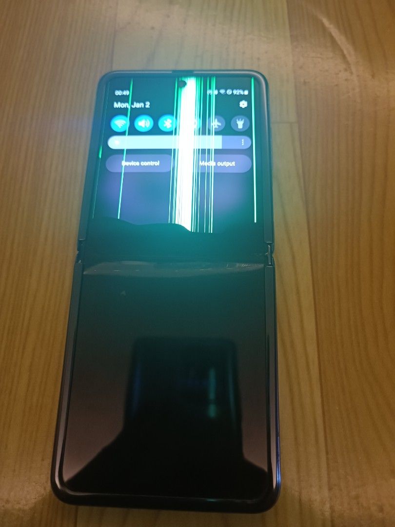 Samsung Z Flip 4G/LTE 8gb/256gb (Cracked Screen), Mobile Phones & Gadgets, Mobile Phones