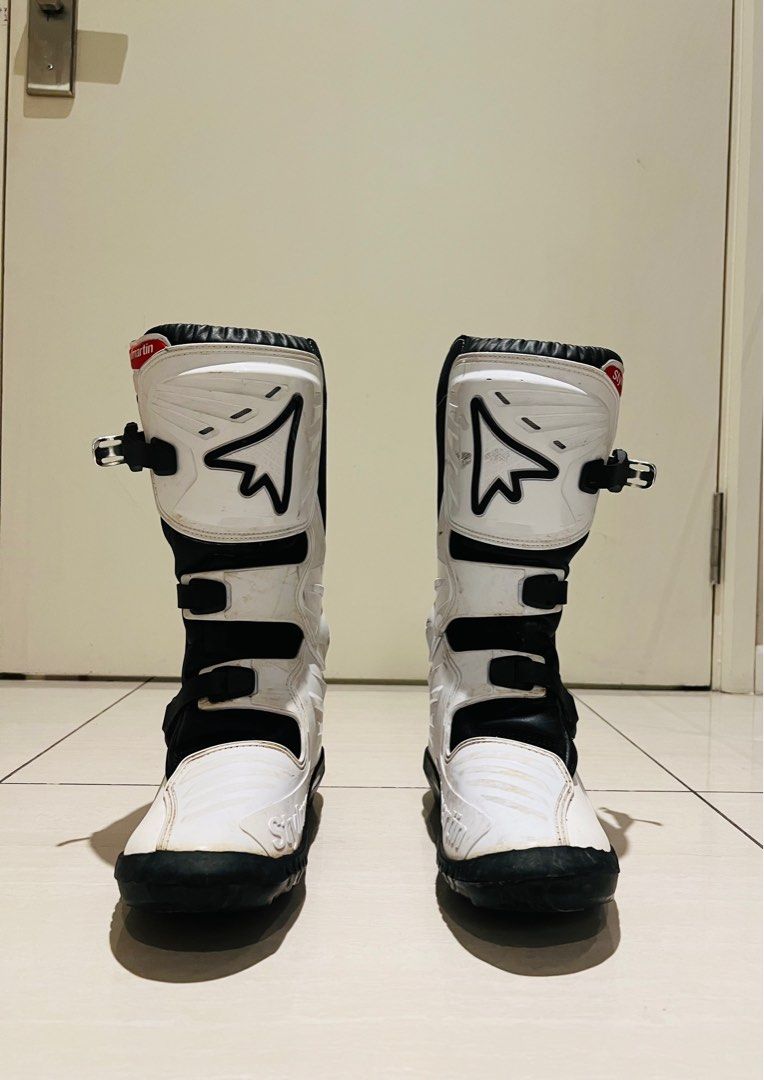 Scrambler boot clearance