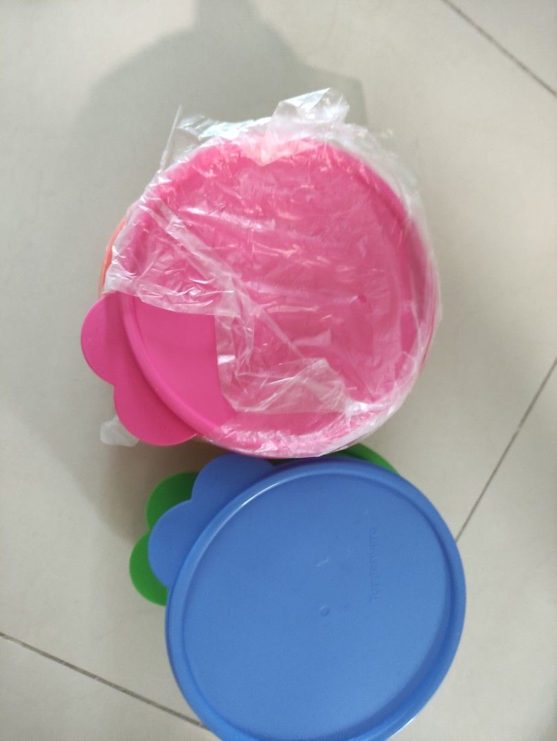 Tupperware (Category: Everything Else) located in Singapore. Submitted by mkabb (Listing ID 1206796879, Image 1). Description: set of 4 tupperware bowls with covers.