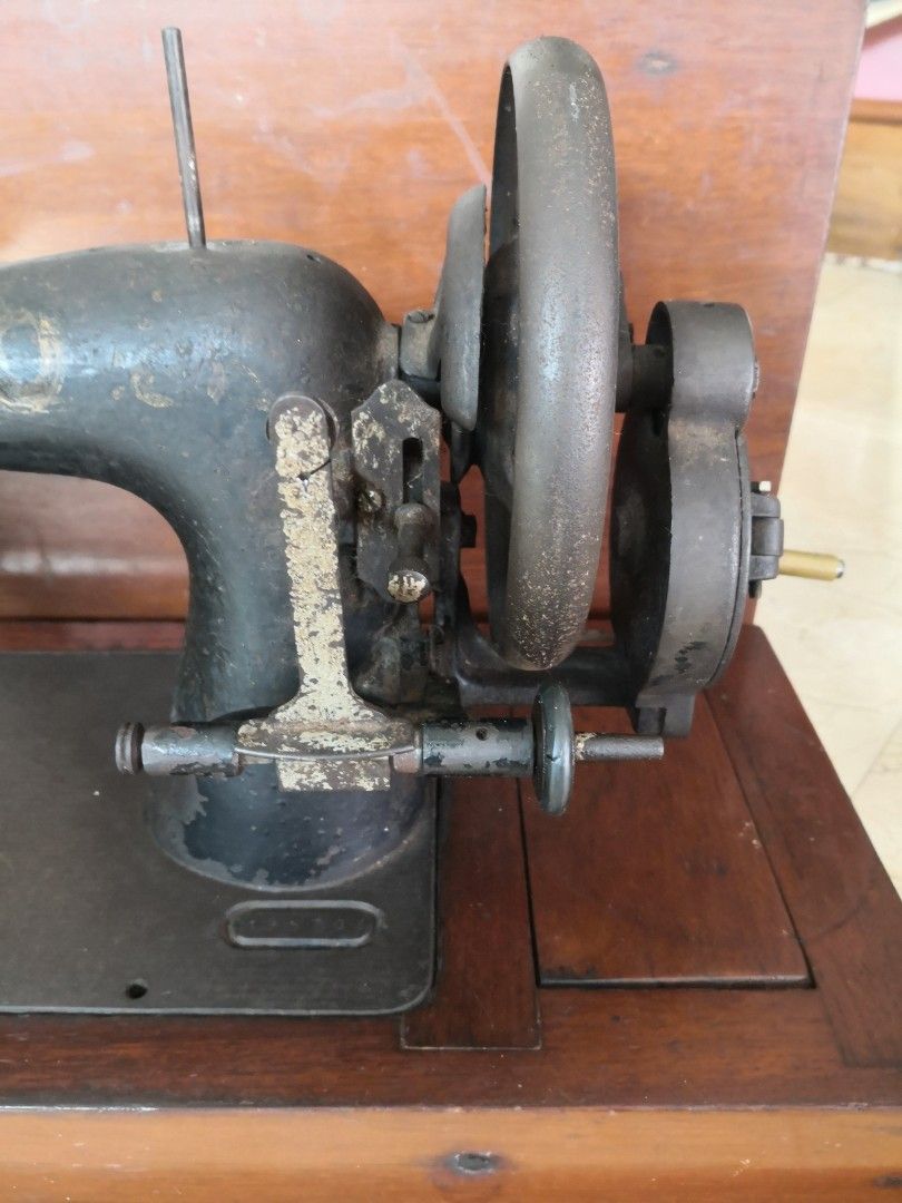 Vintage sewing machine hand crank 1859, Hobbies & Toys, Memorabilia