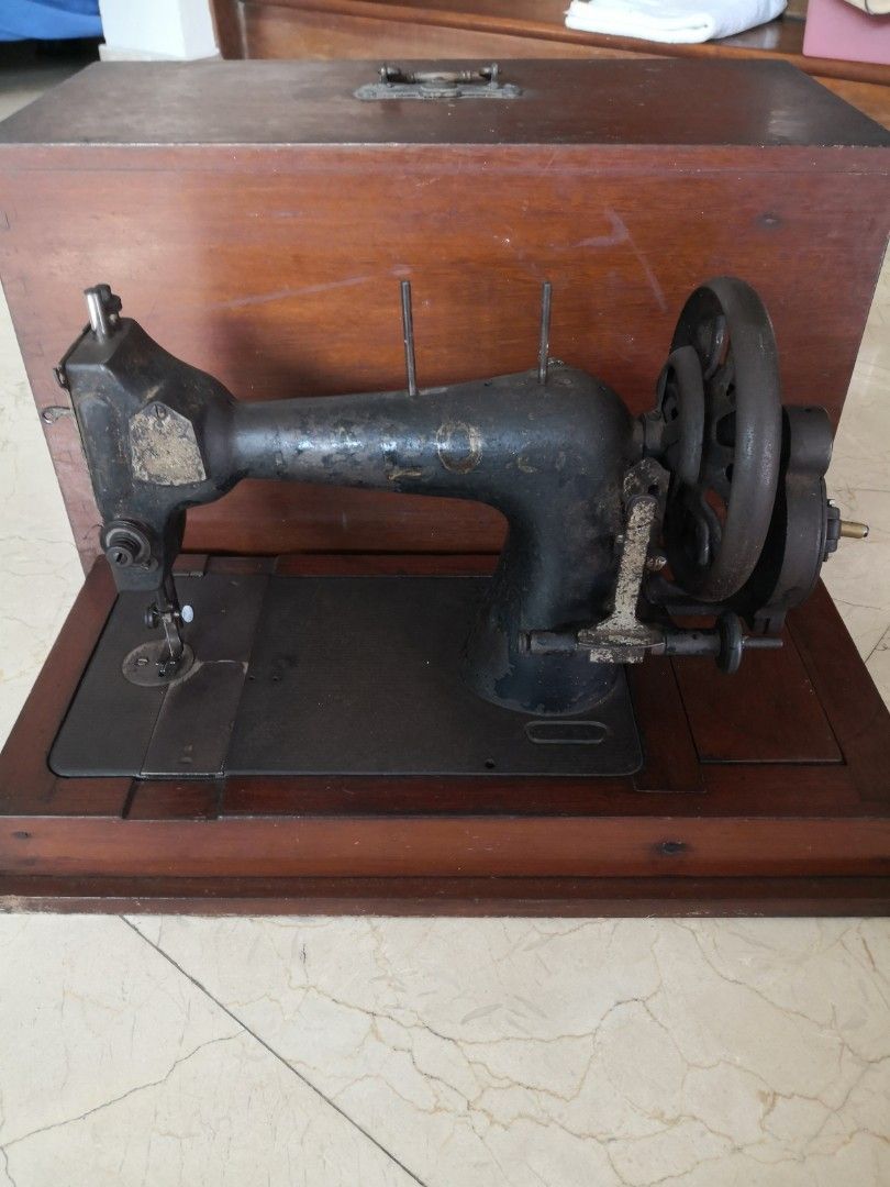 Vintage sewing machine hand crank 1859, Hobbies & Toys, Memorabilia