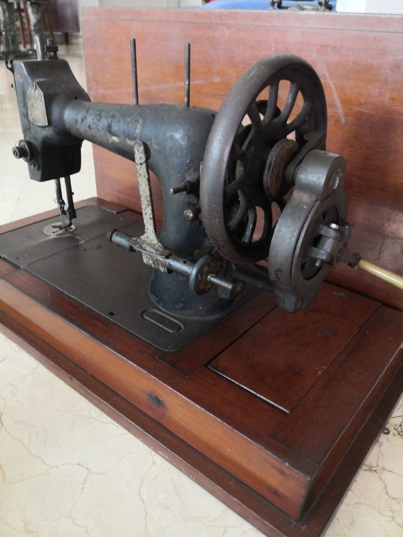 Vintage sewing machine hand crank 1859, Hobbies & Toys, Memorabilia