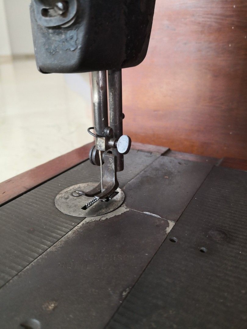 Vintage sewing machine hand crank 1859, Hobbies & Toys, Memorabilia