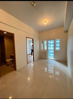 1br w/ PKG Mitsukoshi Mall Times Square West BGC fort bonifacio taguig