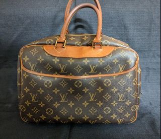 (Category: ) located in . Submitted by eveclosetsale (Listing ID 1208713929, Image 1). Description: .