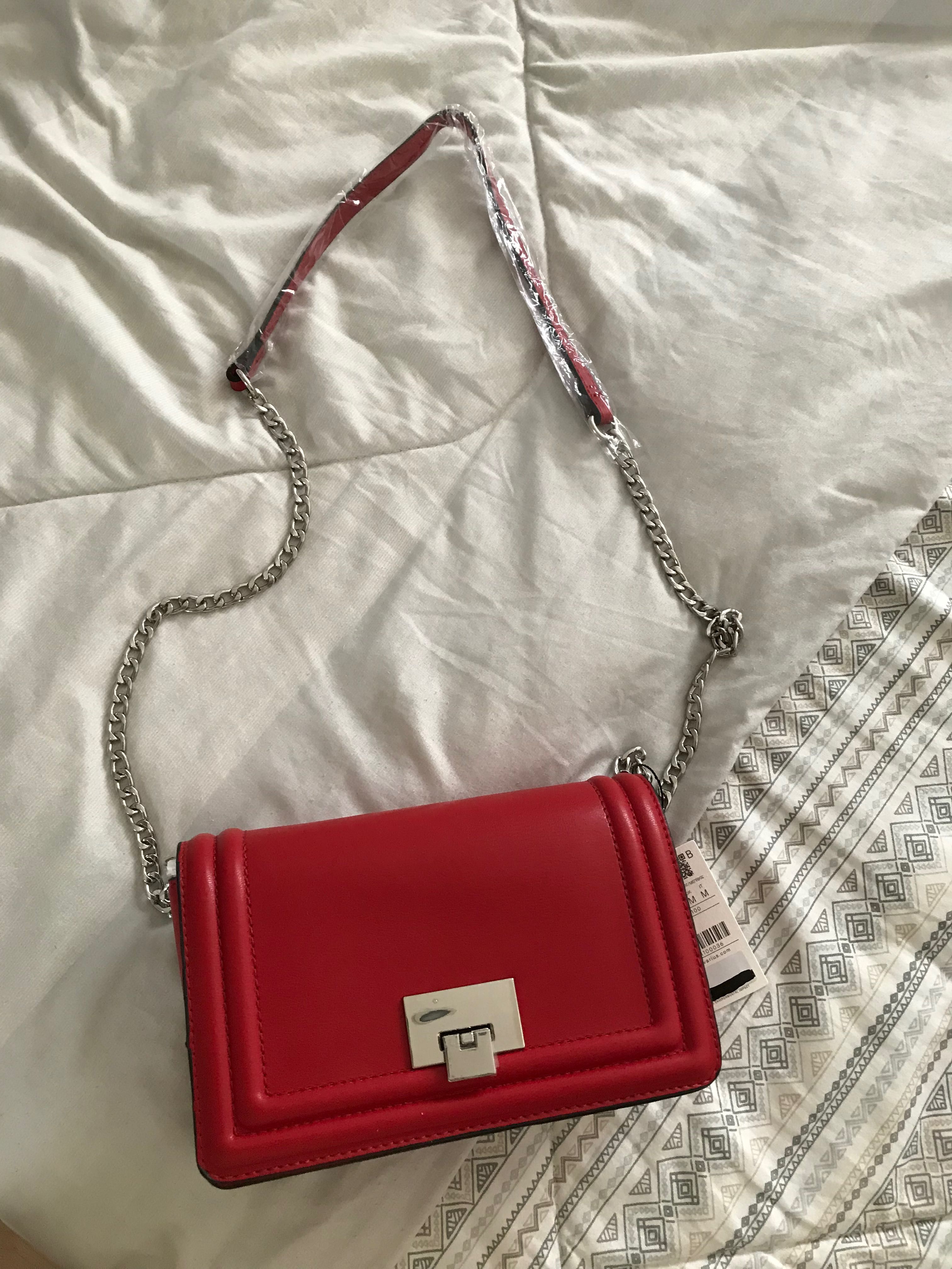 Brand new original Stradivarius bag (Category: Shoulder Bags) located in Paranaque City. Submitted by bhriago (Listing ID 1208721405, Image 1). Description: .