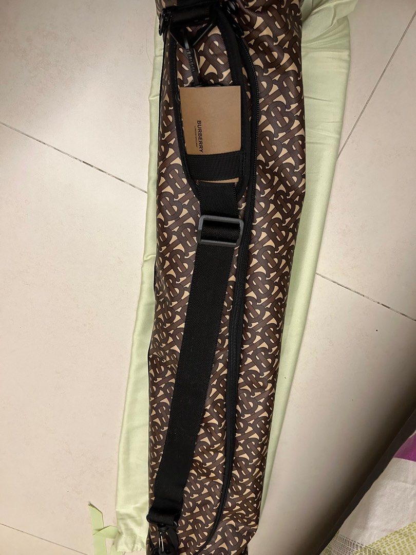 Burberry x Liforme Yoga Mat, 名牌, 飾物及配件- Carousell