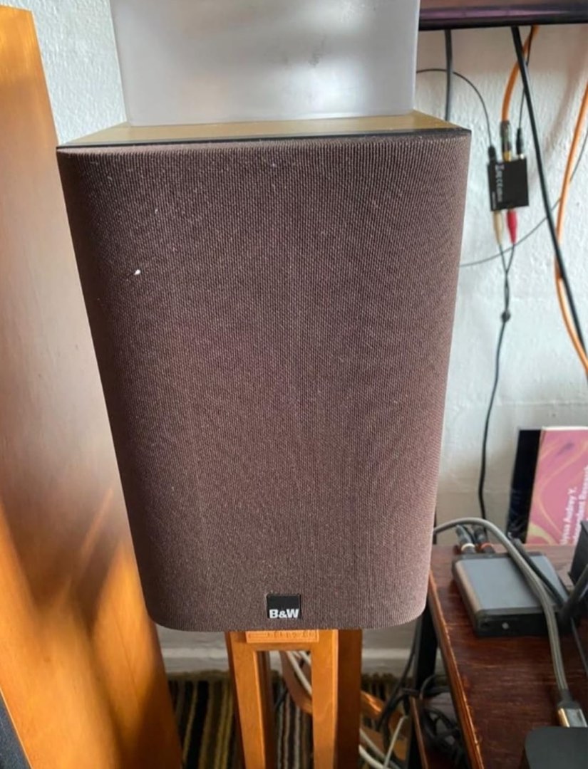 B&W 686 With black stand, Audio, Soundbars, Speakers & Amplifiers on