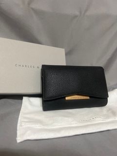 CHARLES&KEITH 小CK 黑色荔枝皮倒V剪裁翻蓋錢包（原價1300）