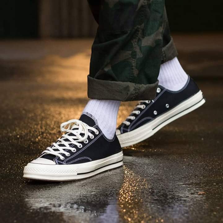 Converse 70s low deals black on feet