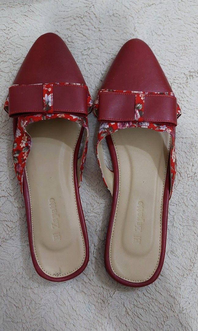 El Zapatto Red Hera Mules Flats (Category: Flats & Sandals) located in Caloocan City. Submitted by tess0220 (Listing ID 1208769294, Image 1). Description: US 6.