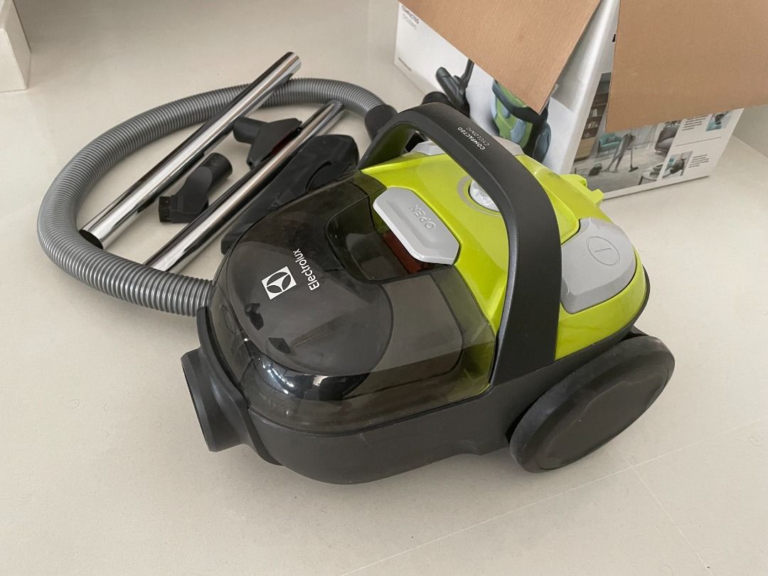 ELECTROLUX VAC BAGLESS Z1231, TV & Home Appliances, Vacuum Cleaner