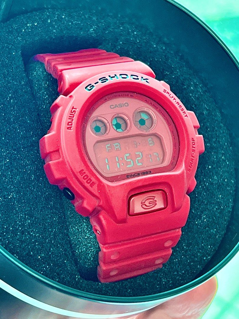 Dw red on sale out