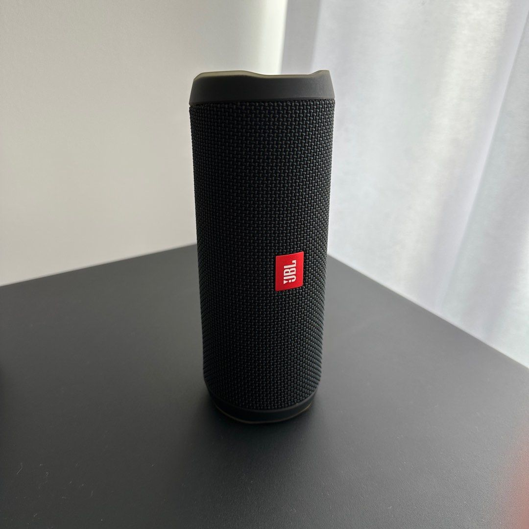JBL Flip 4 lightly used includes box