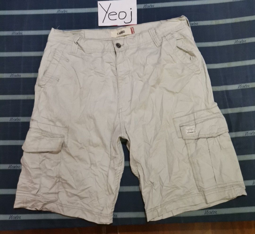 Levi's Cream White Cargo Short / Size 38, Men's Fashion, Bottoms, Shorts on  Carousell