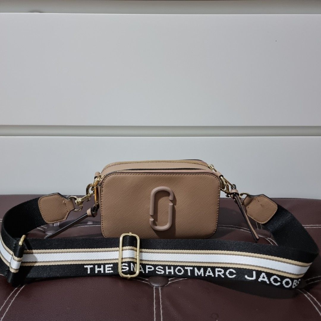 Marc Jacobs Snapshot Bag in Pink, Women's Fashion, Bags & Wallets,  Cross-body Bags on Carousell