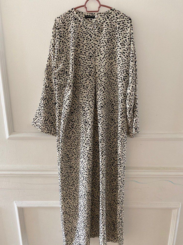 MODERNELOOK KAFTAN (Category: Dresses) located in Bangi. Submitted by preboutique (Listing ID 1208757014, Image 1). Description: - condition cantik - x pernah pakai - size L - kain lembut.