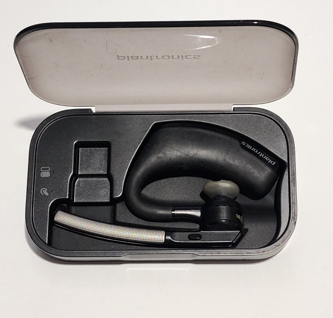 Plantronics voyager best sale legend case