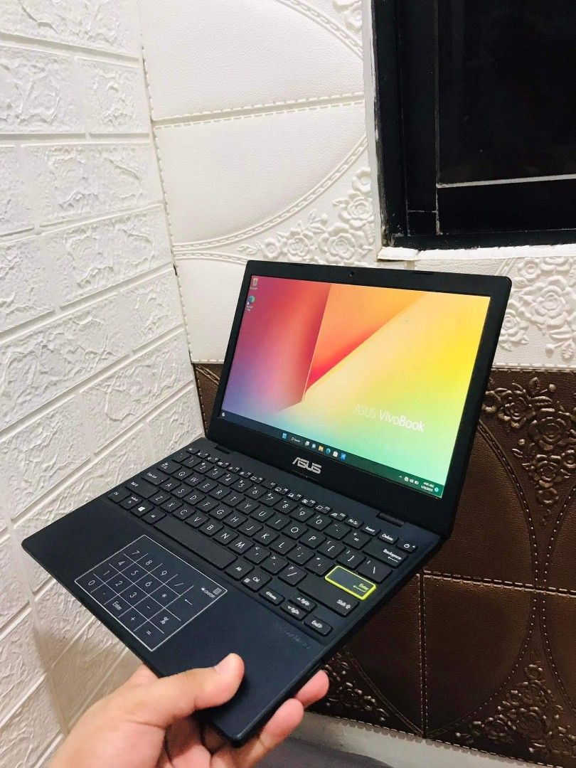RUSH❗️AsusVivoBook 4GB RAM 128 SSD Windows 11 (Category: Laptops & Notebooks) located in San Juan City. Submitted by Karl_Mathew (Listing ID 1208863656, Image 3). Description: RUSH❗️AsusVivoBook 4GB RAM 128 SSD Windows 11 Intel Celeron N4020 1.10Ghz (2 CPUs) 1.1Ghz 4GB RAM 128 SSD Flash Storage Intel UHD Graphics 1366 x 768 (32 bit) (60Hz) ❗️See The Actual Photos INCLUSION -UNIT -CHARGER Good Condition Good Performance No history Of Repair 99% Sm