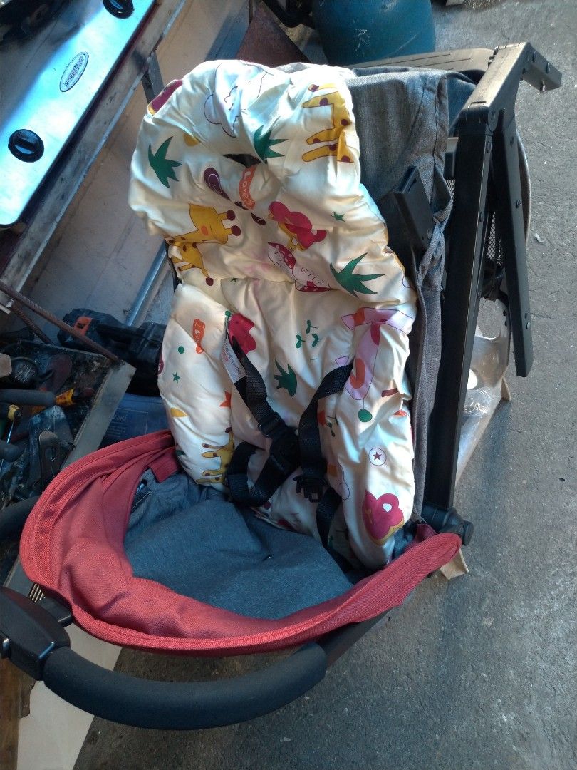 Selling: GIANT CARRIER GRAYSON RED, Babies & Kids, Going Out, Strollers ...