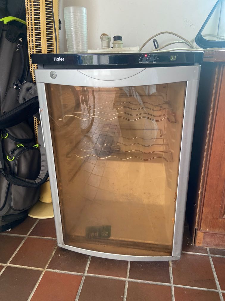 Small wine fridge, TV & Home Appliances, Kitchen Appliances