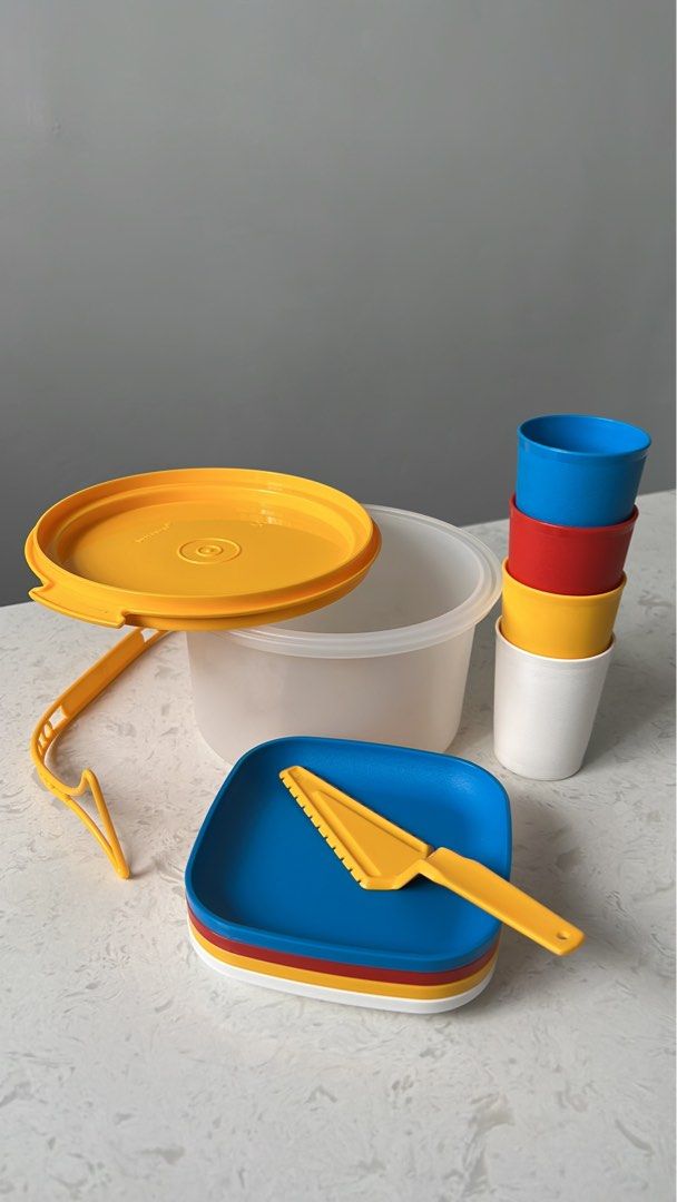 Tupperware Cake Holder, large, Furniture & Home Living, Kitchenware &  Tableware, Bakeware on Carousell