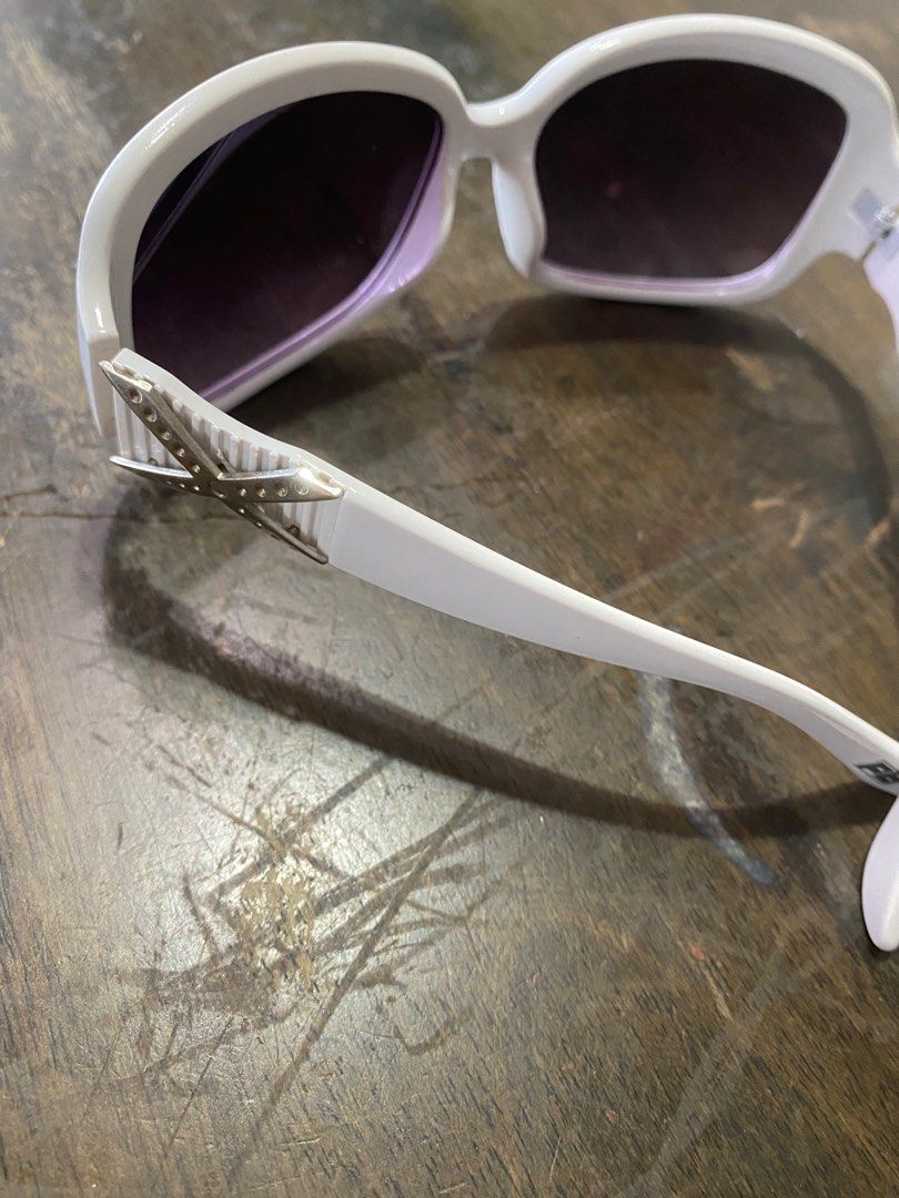 white frame sunglasses (Category: Sunglasses & Eyewear) located in Pasig City. Submitted by cyeli (Listing ID 1208749152, Image 2). Description: price negotiable comes with original case and wiping cloth.