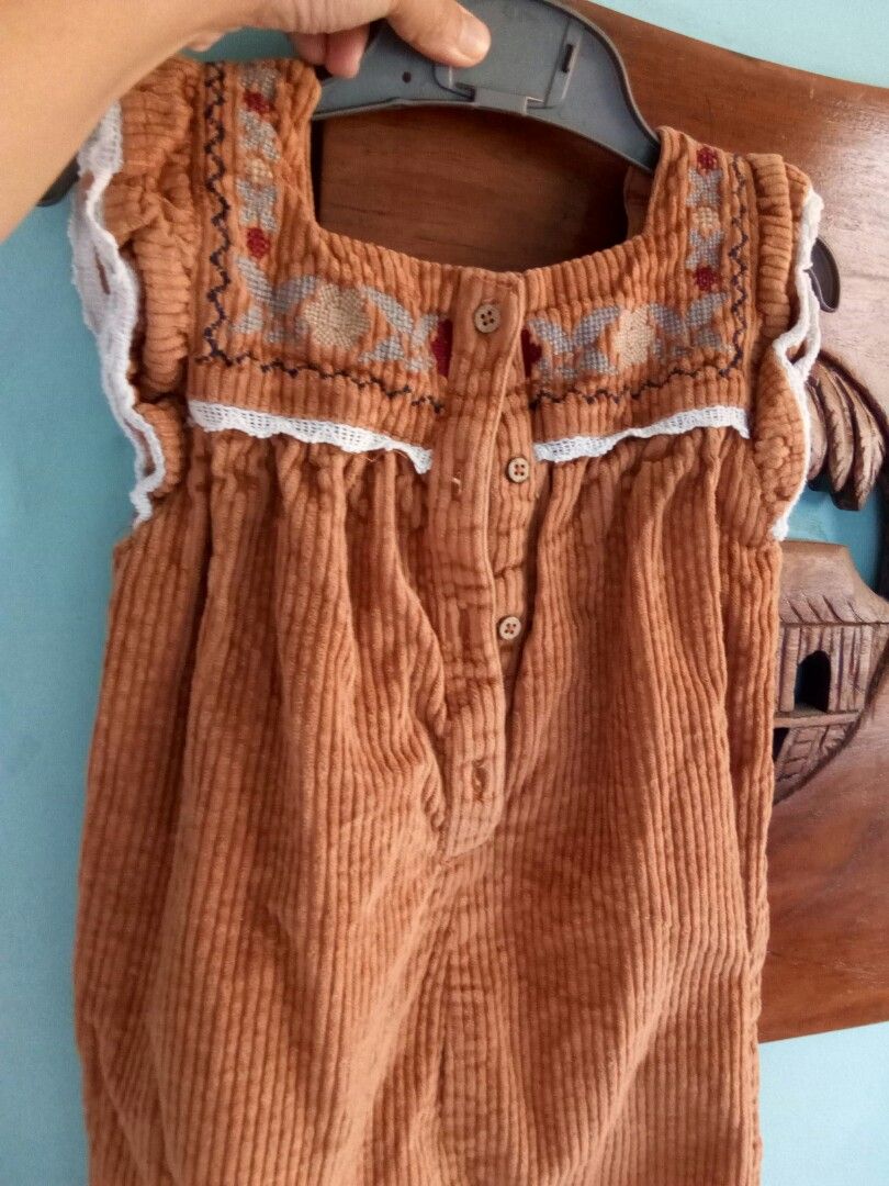 Zara jumpsuit (Category: Babies & Kids Fashion) located in Manila. Submitted by thet77 (Listing ID 1208684261, Image 2). Description: used once lang puede sya Pang tag lamig. size 12-18mos fit Zara brand po..