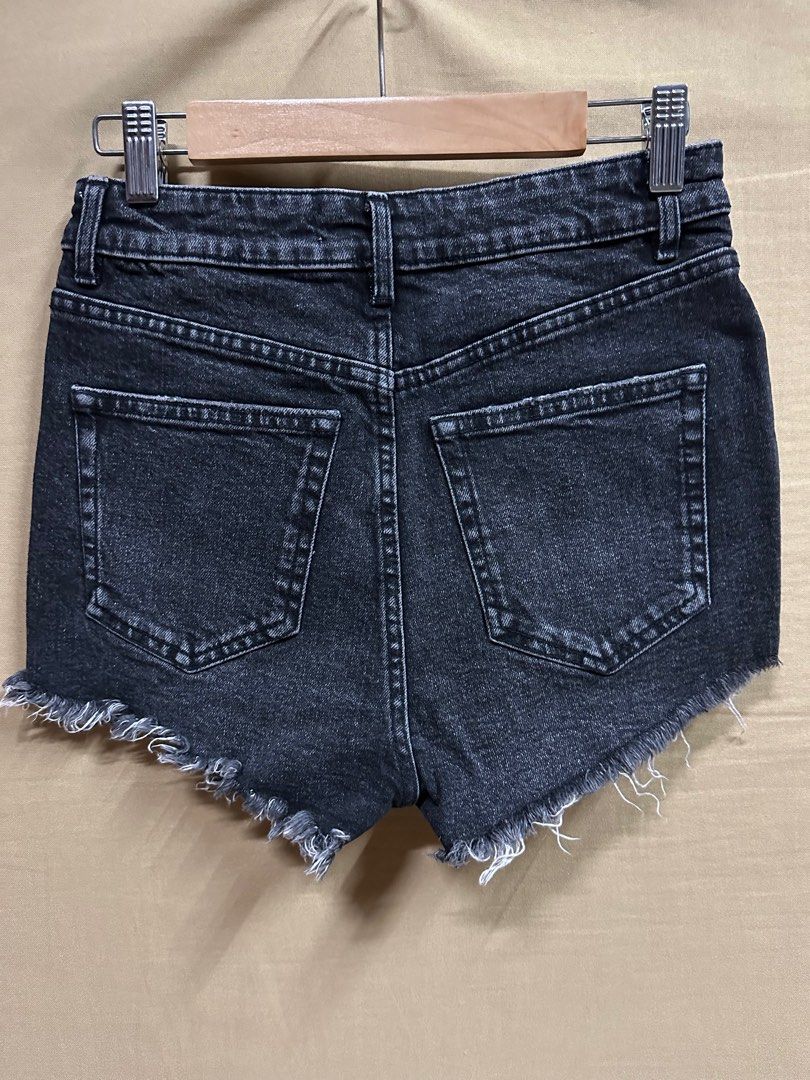 Zara shorts (Category: Shorts) located in Quezon City. Submitted by marialegaspi (Listing ID 1208835051, Image 3). Description: Never been used Too short on me Medyo pekpek shorts, good for beach only .