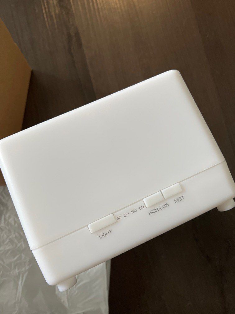 Aroma Diffuser (Category: Air Purifiers & Dehumidifiers) located in Singapore. Submitted by gerstuffs (Listing ID 1208969806, Image 2). Description: No brand but it’s BNIB. Never used before..