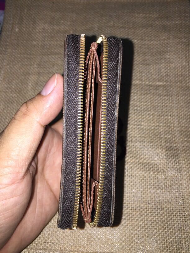 Auth Louis Vuitton short zippy wallet (Category: Luxury Bags & Wallets) located in Cavite. Submitted by okaypreloved (Listing ID 1208908157, Image 3). Description: GUC NO TEAR CRACK STICKINESS SIGNS OF WEAR TARNISHED HARDWARES WELL KEPT IN STORAGE ***WALLET ONLY*** ***NO INCLUSIONS***.
