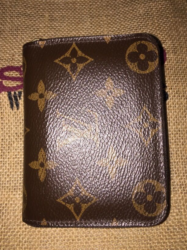 Auth Louis Vuitton short zippy wallet (Category: Luxury Bags & Wallets) located in Cavite. Submitted by okaypreloved (Listing ID 1208908157, Image 1). Description: GUC NO TEAR CRACK STICKINESS SIGNS OF WEAR TARNISHED HARDWARES WELL KEPT IN STORAGE ***WALLET ONLY*** ***NO INCLUSIONS***.