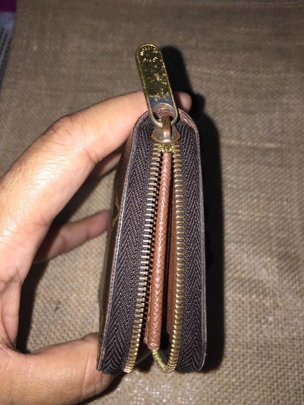 Auth Louis Vuitton short zippy wallet (Category: Luxury Bags & Wallets) located in Cavite. Submitted by okaypreloved (Listing ID 1208908157, Image 2). Description: GUC NO TEAR CRACK STICKINESS SIGNS OF WEAR TARNISHED HARDWARES WELL KEPT IN STORAGE ***WALLET ONLY*** ***NO INCLUSIONS***.