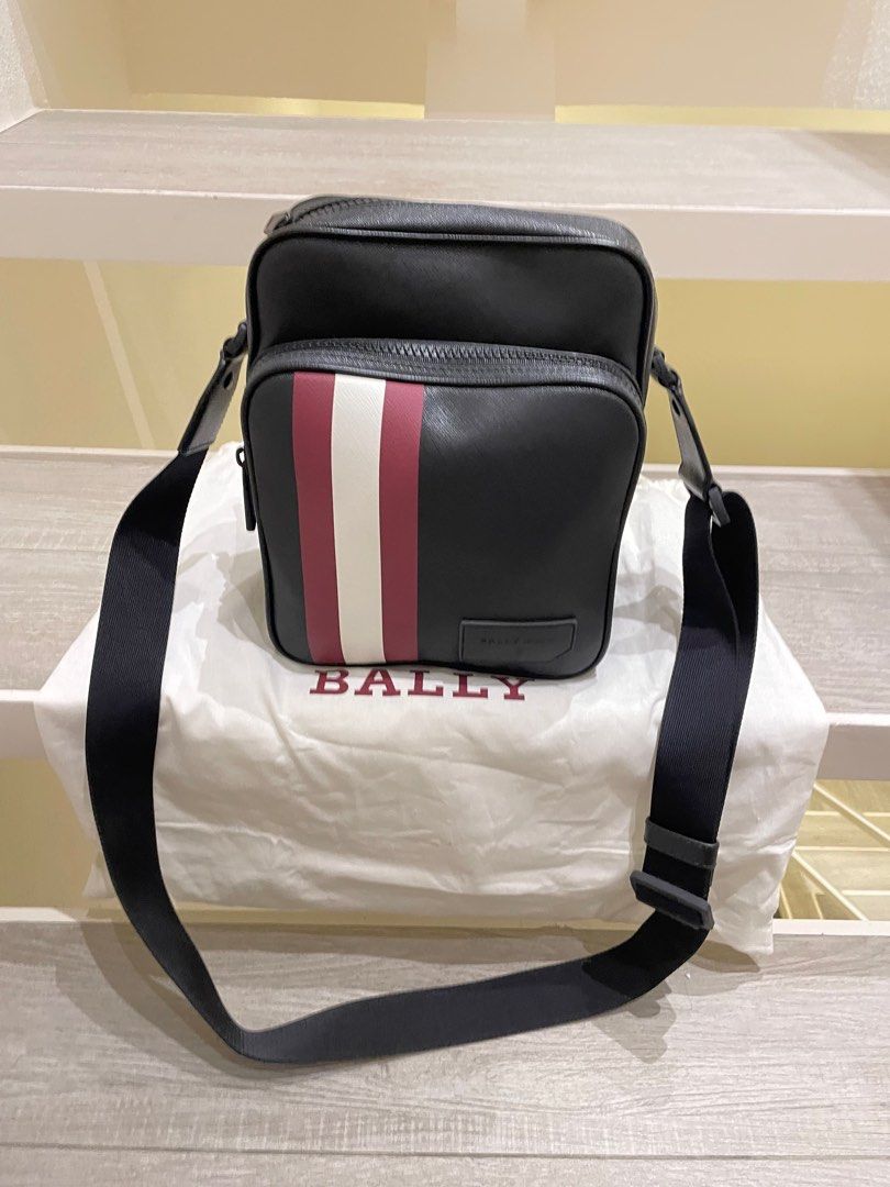 Bally sling bag (Category: Sling Bags) located in Makati City. Submitted by didd_ (Listing ID 1209003290, Image 2). Description: 💯 authentic Rfs: i bought the wrong size, i wanted the smaller version.