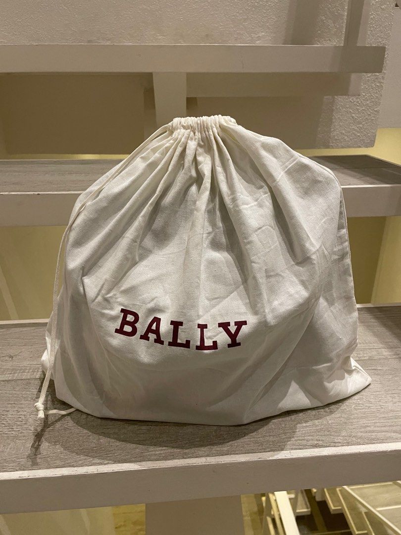 Bally sling bag (Category: Sling Bags) located in Makati City. Submitted by didd_ (Listing ID 1209003290, Image 1). Description: 💯 authentic Rfs: i bought the wrong size, i wanted the smaller version.