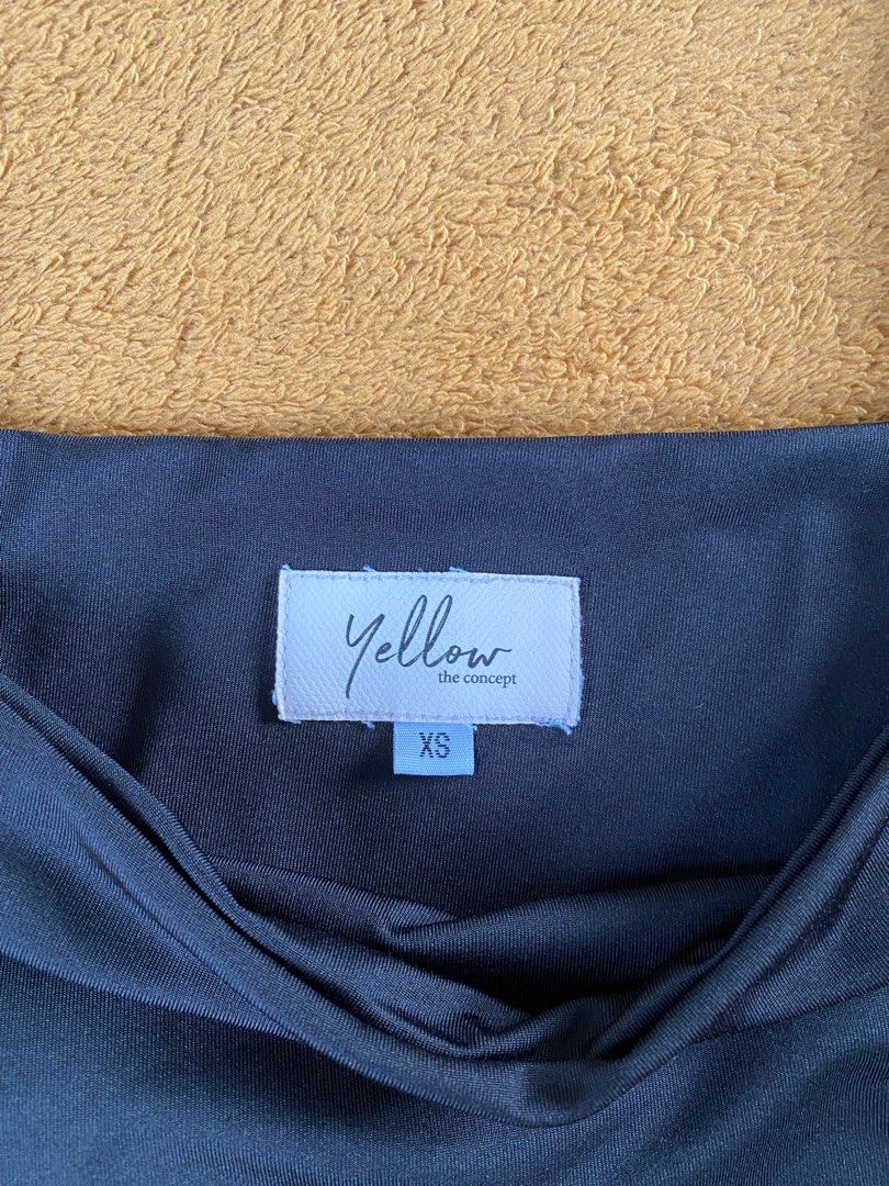 Black Yellow The Concept Square Neck Tank Top (Category: Sleeveless) located in Quezon City. Submitted by shoppedan (Listing ID 1208949035, Image 2). Description: Buyer will shoulder and book same day delivery Top best for XS or petite sized.