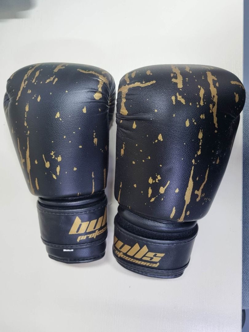 Bulls Boxing Gloves (12 oz), Sports Equipment, Sports & Games, Combat
