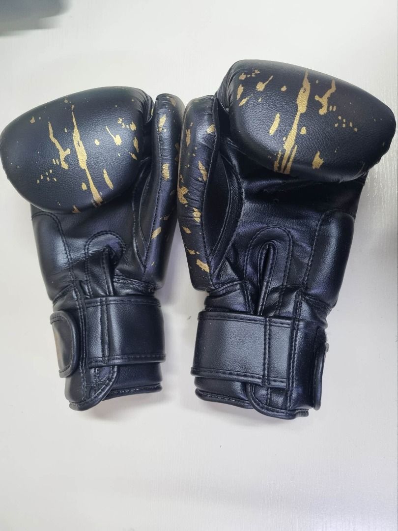 Bulls Boxing Gloves (12 oz), Sports Equipment, Sports & Games, Combat