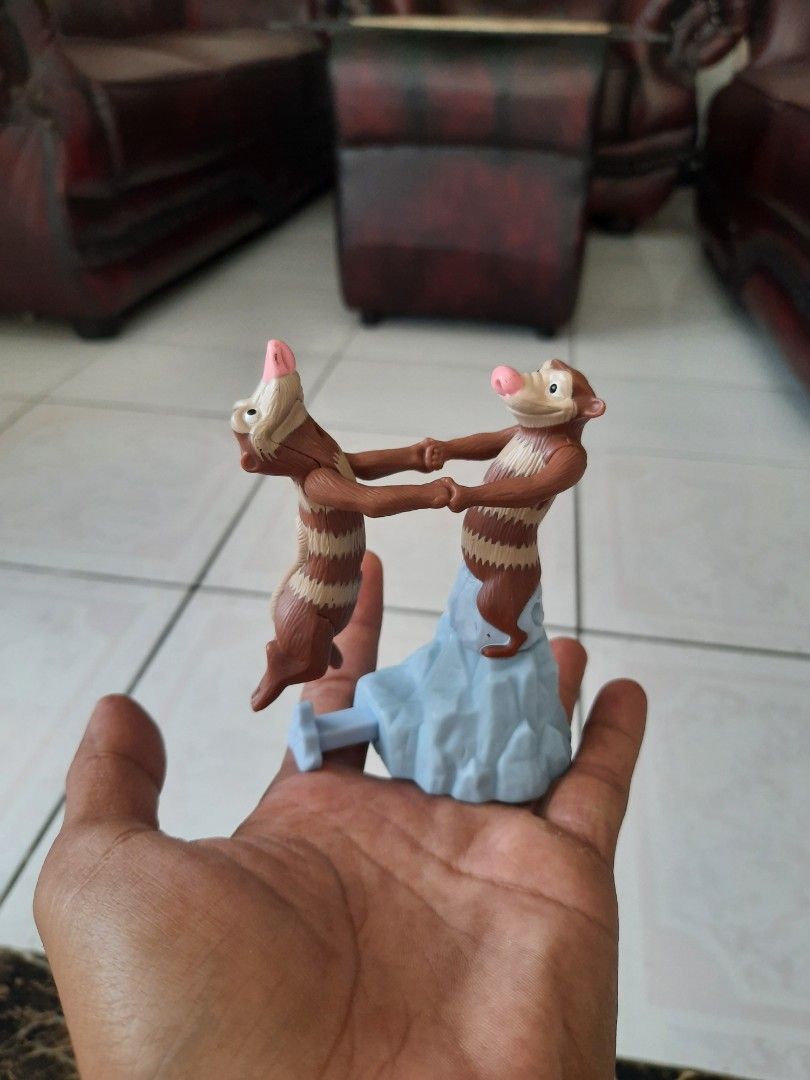 Burgerking toys crash & eddie (ice age 2 the meltdown), Toys & Collectibles, Mainan di Carousell