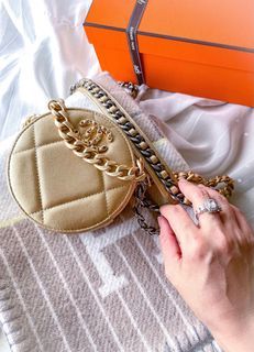 CHANEL Goatskin Quilted Chanel 19 Round Clutch With Chain White