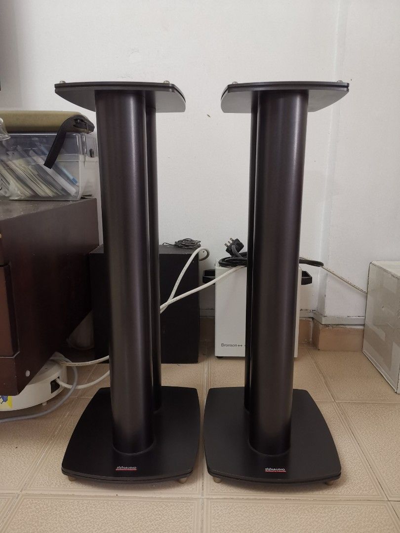 Dynaudio shop stand 4