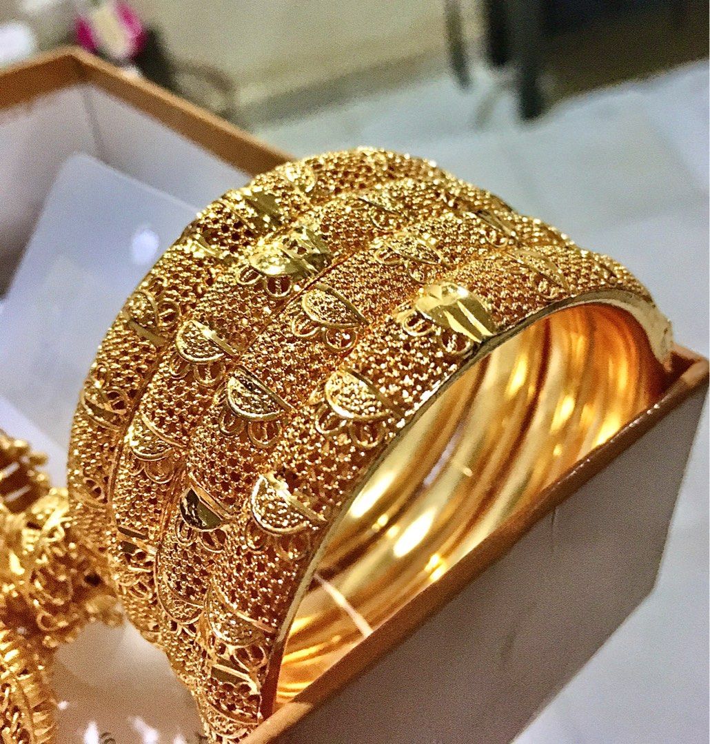 30+ 20 24 Years Asia Bollywood Bracelet Stock Photos, Pictures &  Royalty-Free Images - iStock