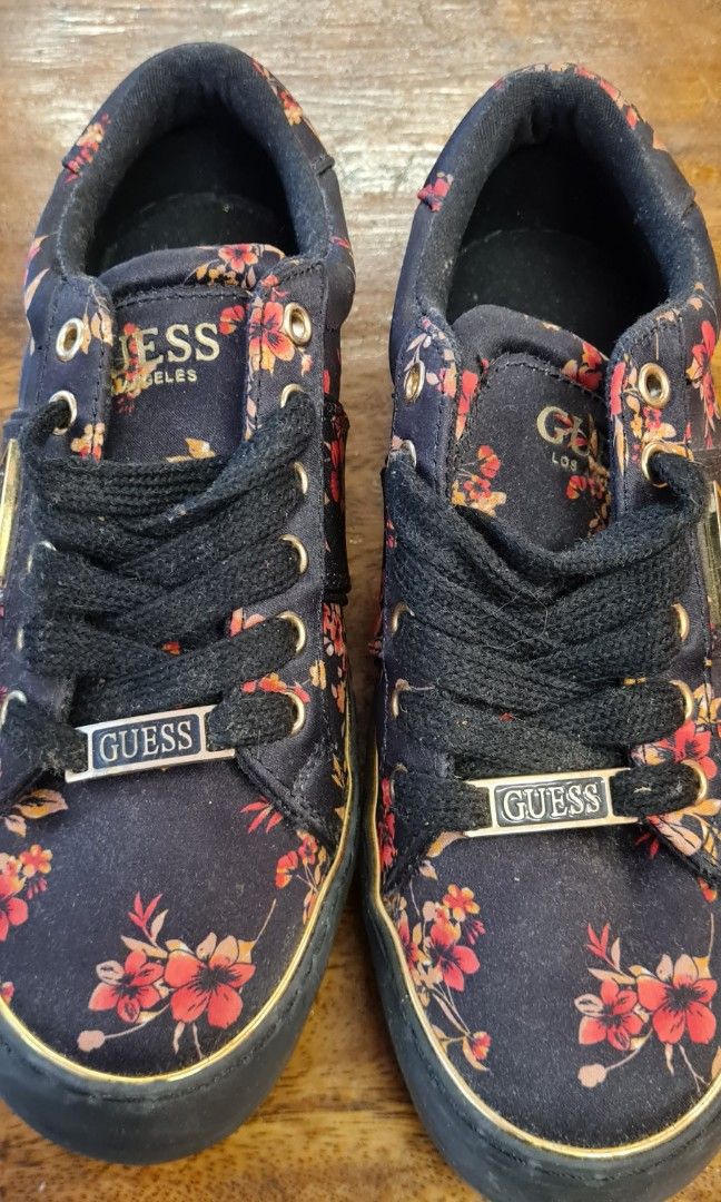 Tenis guess floreados deals