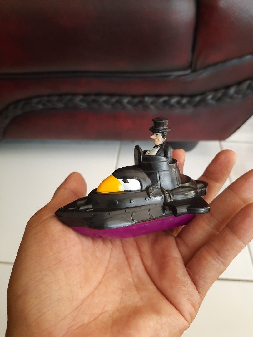 Happy meal penguin submarine (batman), Toys & Collectibles, Mainan di